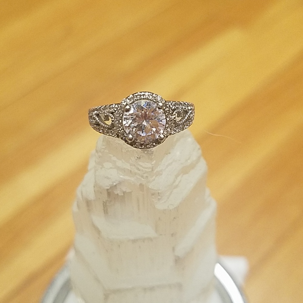 ⬇️Sterling silver halo Cubic Zirconia ring💍